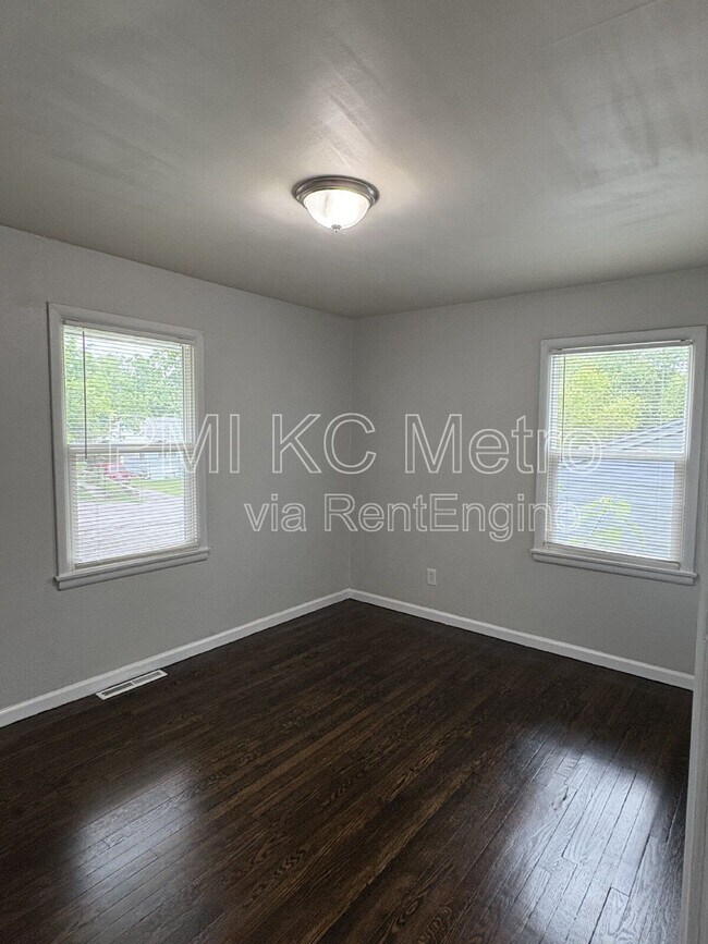 Building Photo - 1342 E 84th Terrace