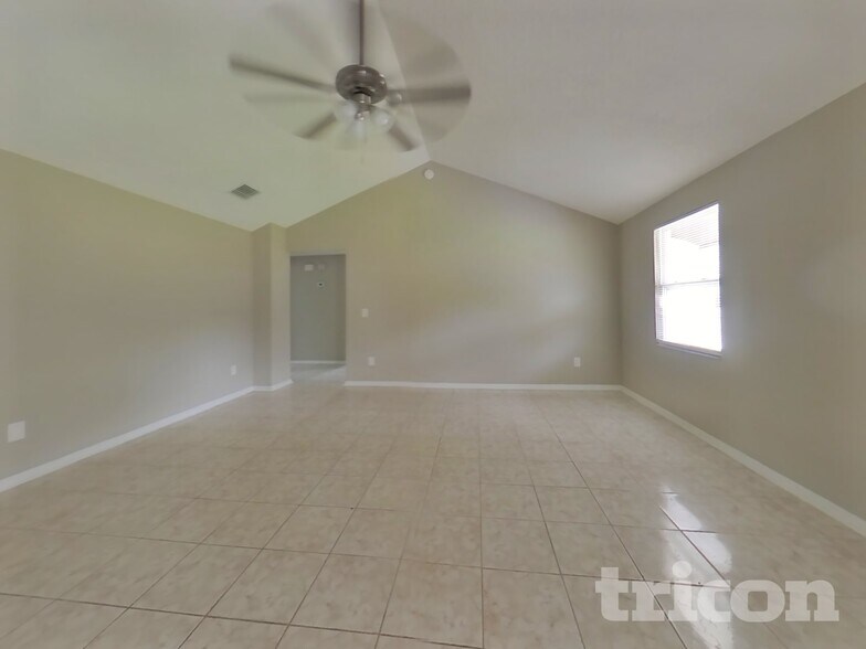 Building Photo - 2663 Kenwood Dr E