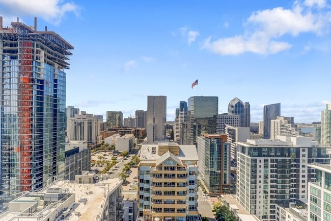 Building Photo - 300 W Beech St