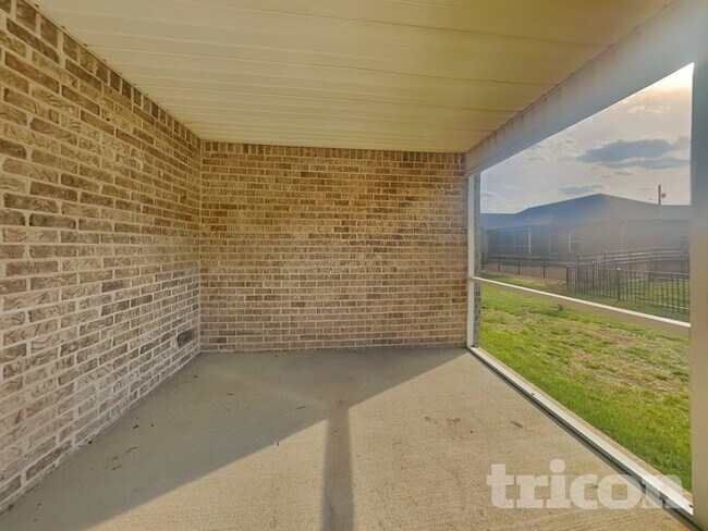 Building Photo - 424 Mya Marie Dr