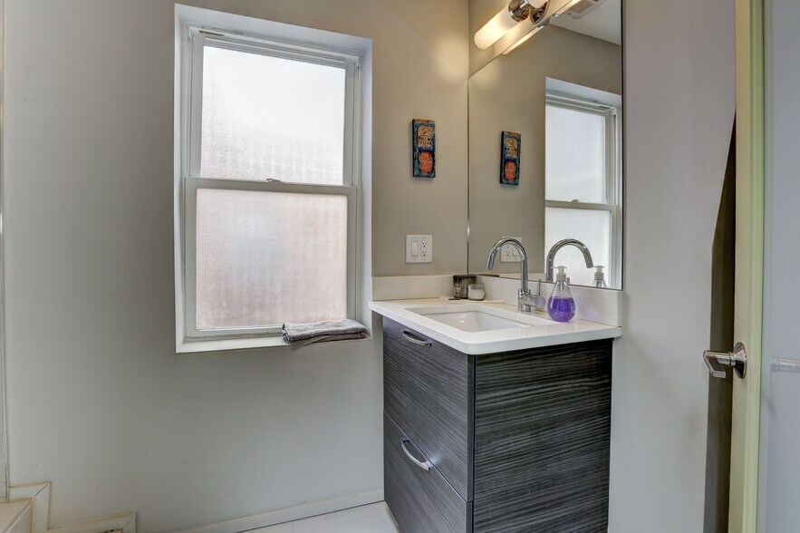 Building Photo - 1745 11th St NW