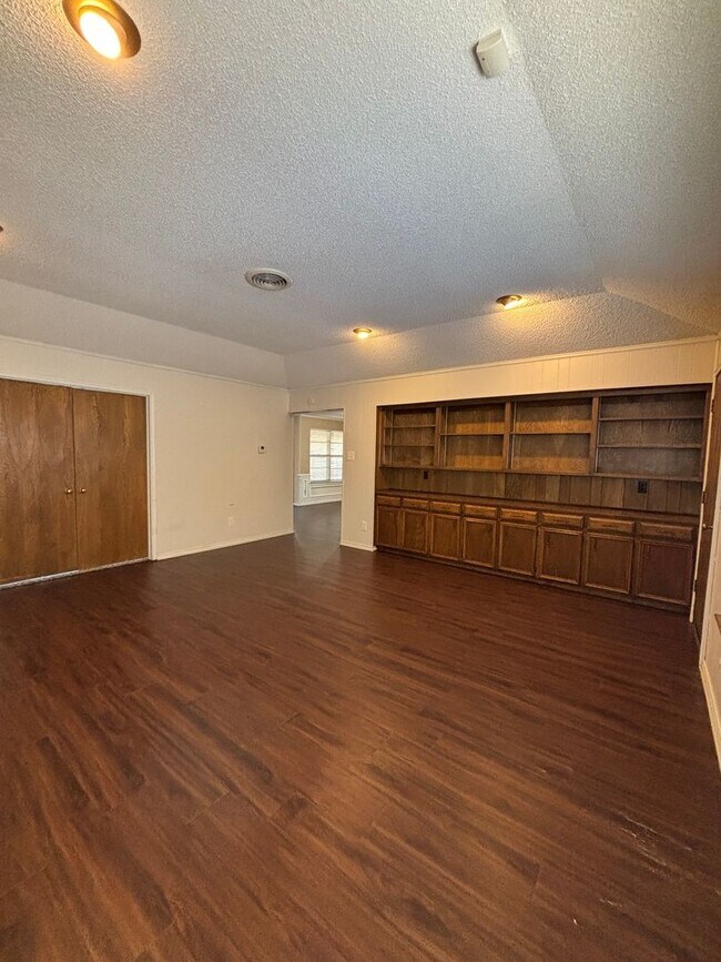 Building Photo - 6008-6010 Shelton St