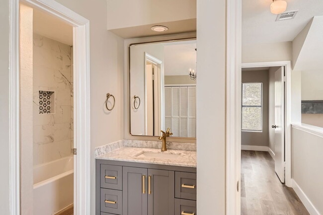 Building Photo - 512 Eberhart Ln