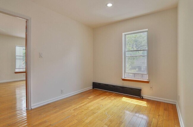 Building Photo - 108 Hutton St