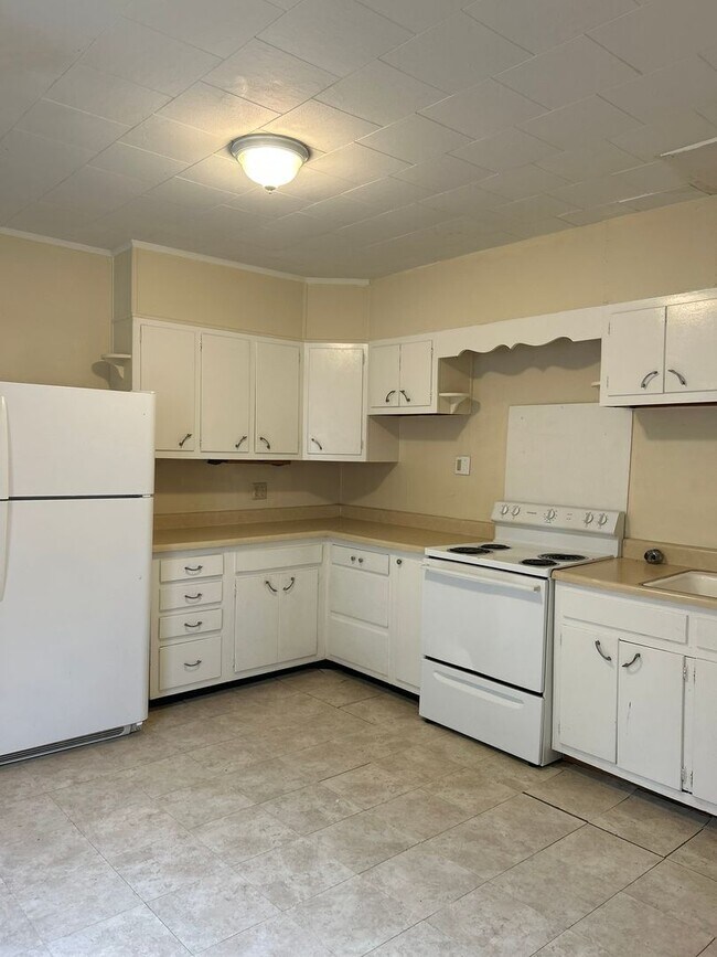 Building Photo - 3 bedroom, 1 bath, 2 story half double house