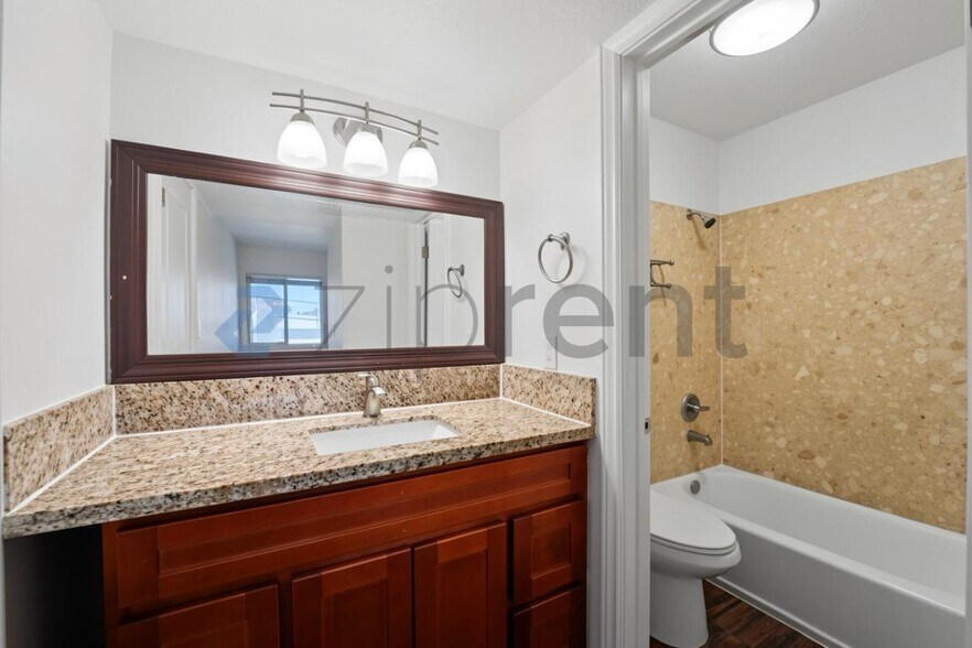 Building Photo - Unit B226