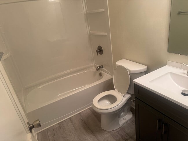 Building Photo - Charming 2br 1ba Home! Available Now!