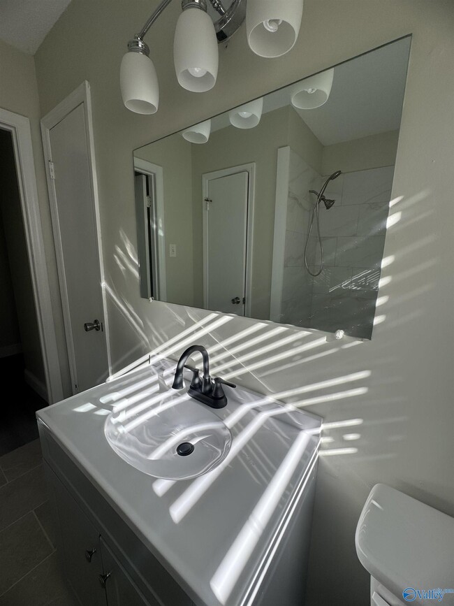 Building Photo - 9904 Willow Cove Rd SE