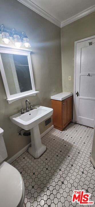 Building Photo - 1338 S Dunsmuir Ave