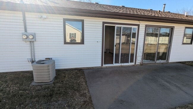 Building Photo - Everything on one level in West End duplex