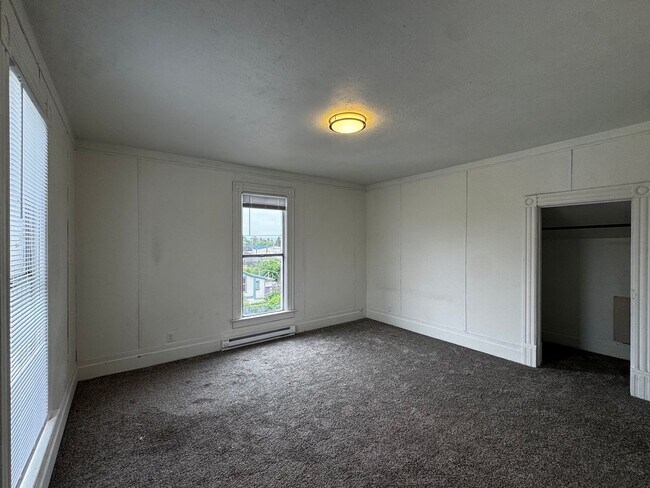 Building Photo - 910 8th St
