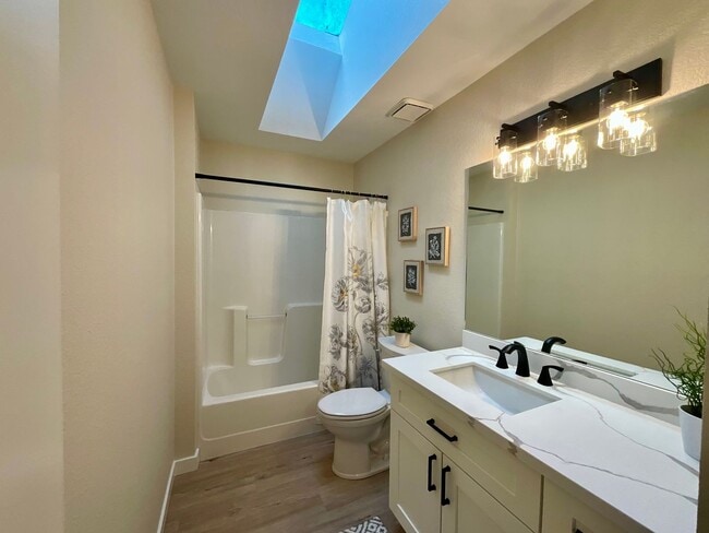 Building Photo - Spacious 3-Bedroom Home with Sunroom in Private Lake Community – Everett