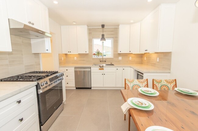 Building Photo - Beautifully Remodeled 2 Bed/1Bath Home with Ocean and Bay Glimpses in Ocean Beach!