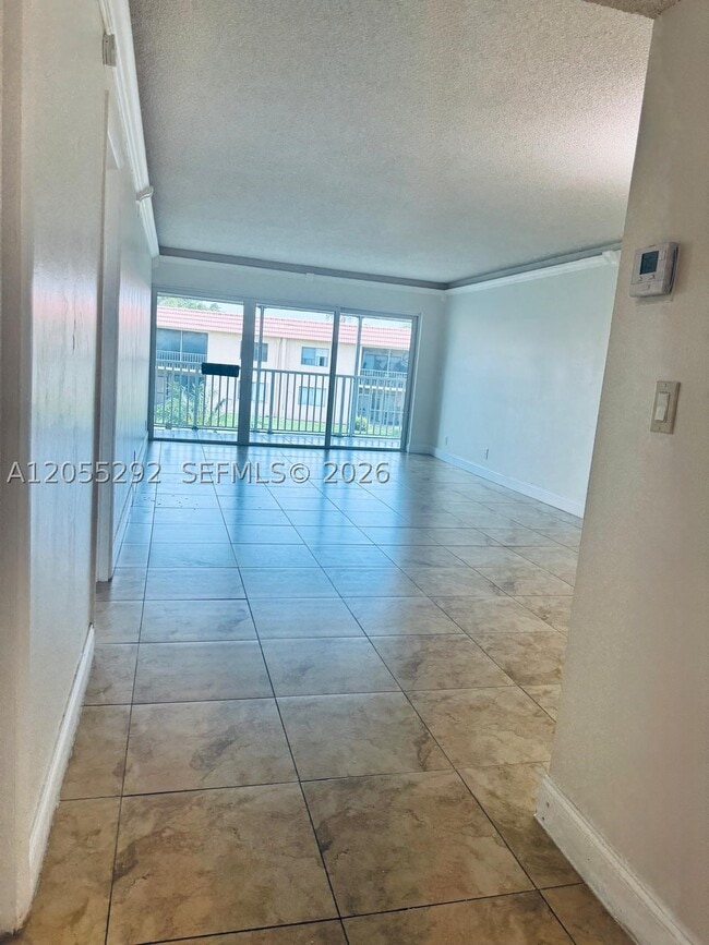 Building Photo - 140 Lakeview Dr