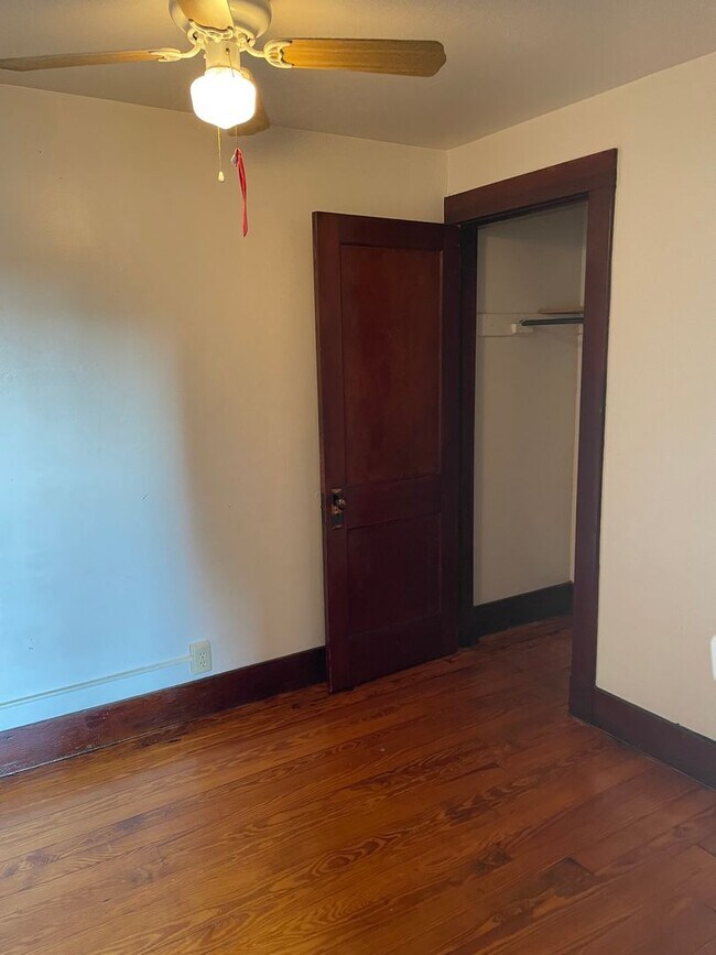 Building Photo - 2BR/1BA, WD Hookups, Parking!