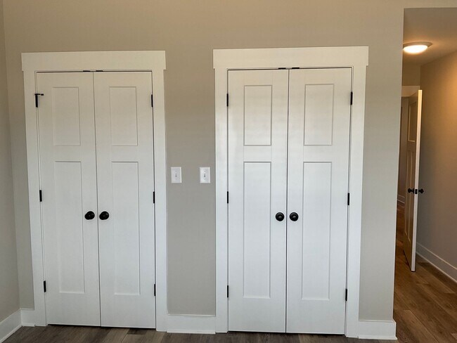 Building Photo - Court Square Town Home Duplex Apartment with Attached Garage