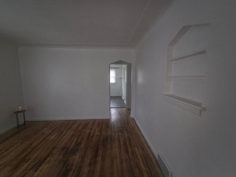 Building Photo - 18699 Shaftsbury Ave