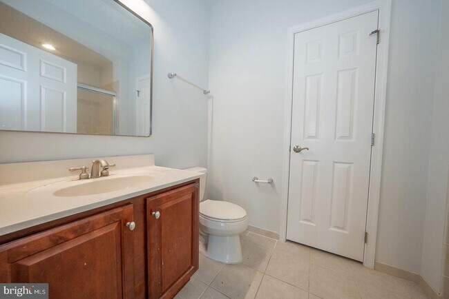 Building Photo - 300 W Elm St