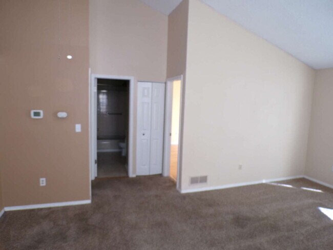 Building Photo - Great Littleton Location! 2 bedroom, 1 bat...