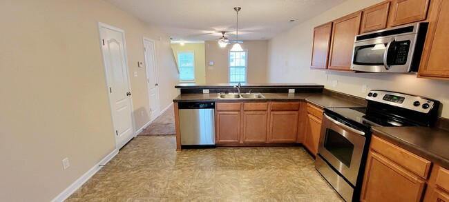 Building Photo - Two Bedroom Two and Half Bath Townhome