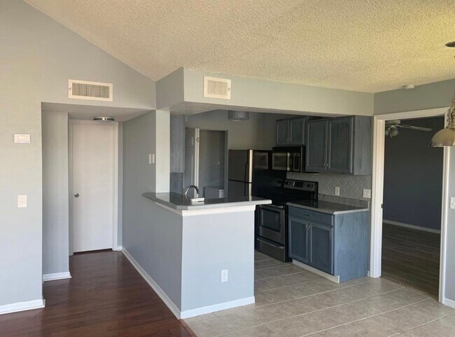 Building Photo - 1037 S Hiawassee Rd