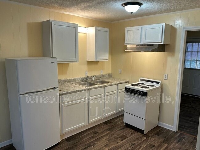 Building Photo - 3126 US-221