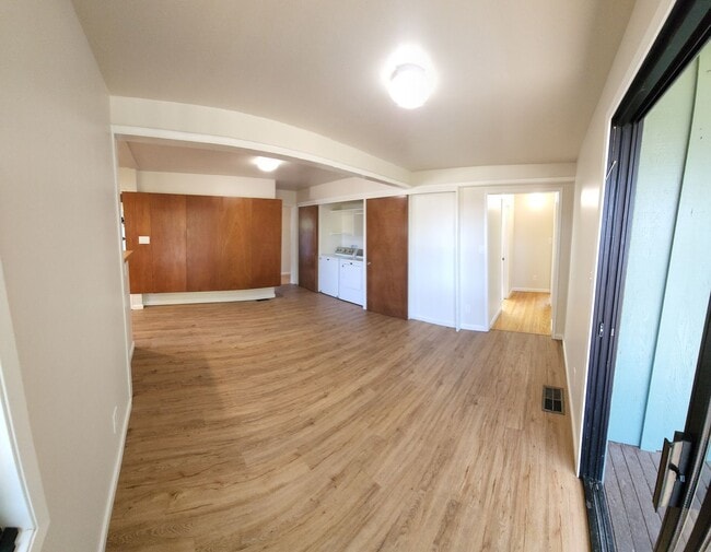 Building Photo - Large 5 Bedroom Home close to Poly Campus!!