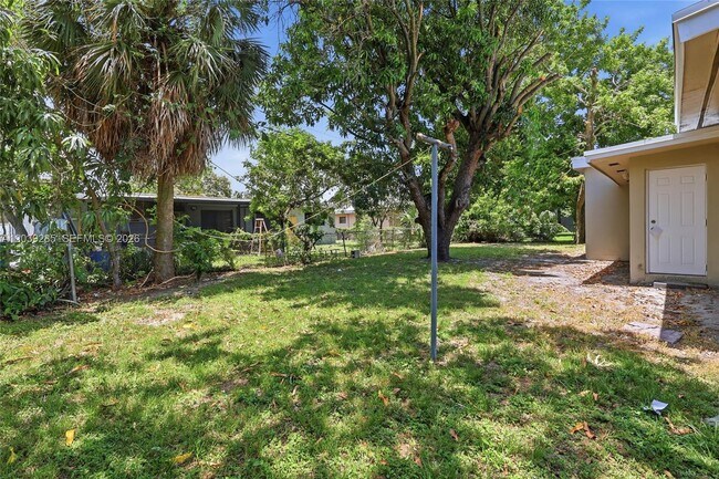 Building Photo - 875 NW 168th Dr