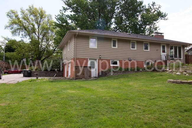 Building Photo - UPDATED 4bedroom Ranch Home!  $600 off the Deposit!!!