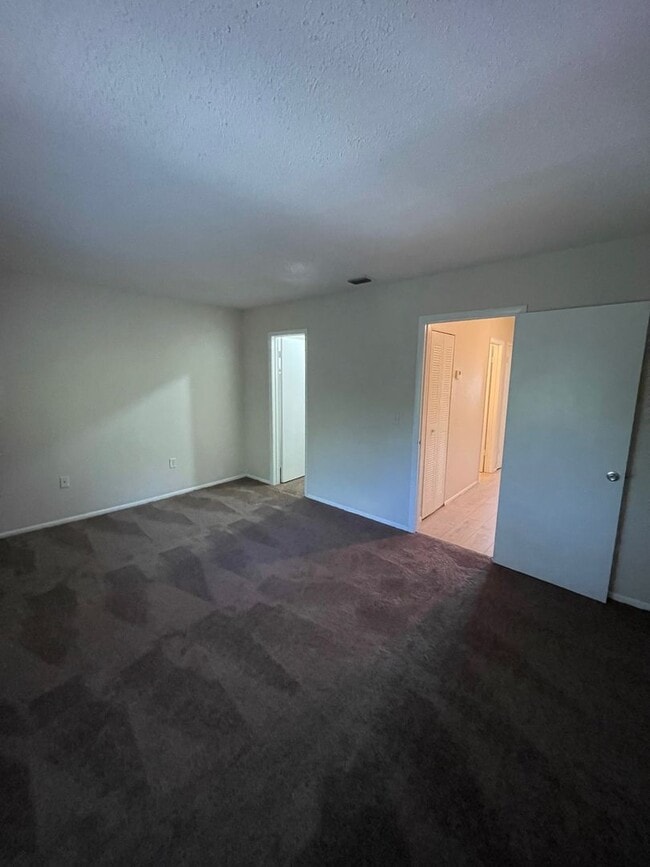 Building Photo - Large 2 Bedroom, 1 1/2 Bathroom Condo Available Immediately!