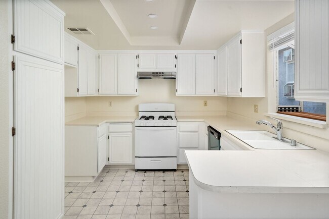 Building Photo - ADORABLE 3+2 CORNER UNIT & 2-CAR GARAGE!