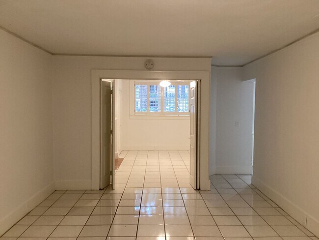 Building Photo - 114 E Jones St