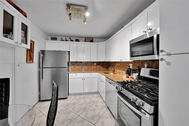 Building Photo - 2030 S Ocean Dr