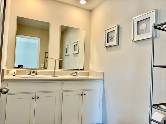 Building Photo - 194 Spencer Cir