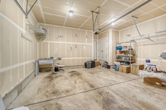 Building Photo - 590 SW 199th Ave