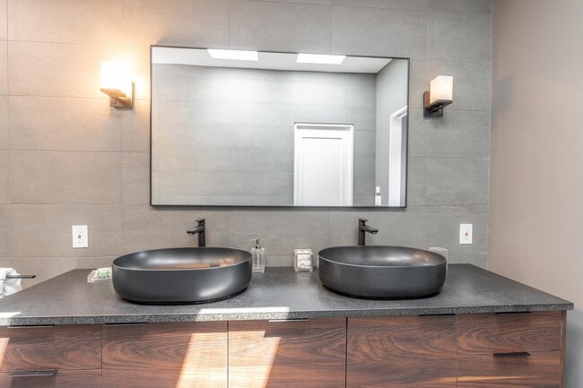 Building Photo - 103 17th St SE