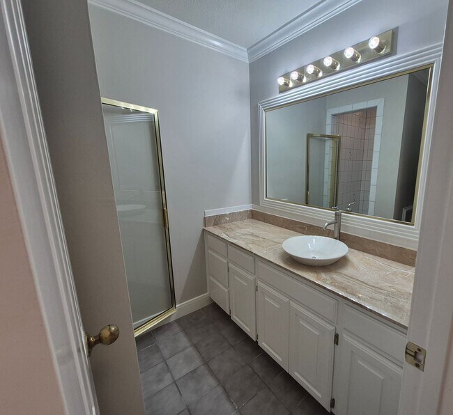 Building Photo - Golf Course Living in The Hills – 4 Bed in Lakeway