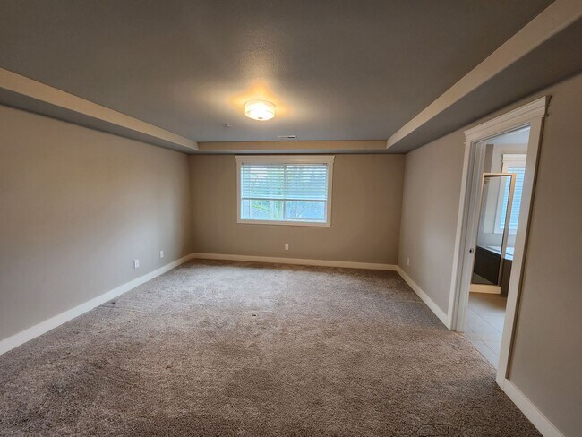 Building Photo - Large Spacious 4 Bed Home