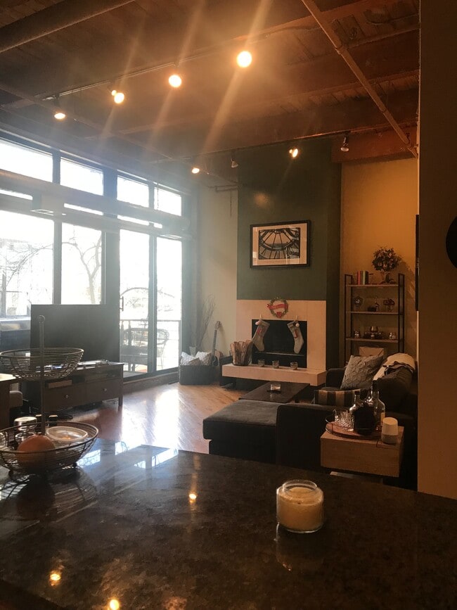 Living room - 2300 W Wabansia Ave