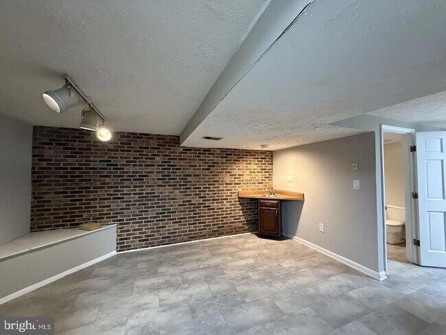 Building Photo - 14931 Windmill Terrace