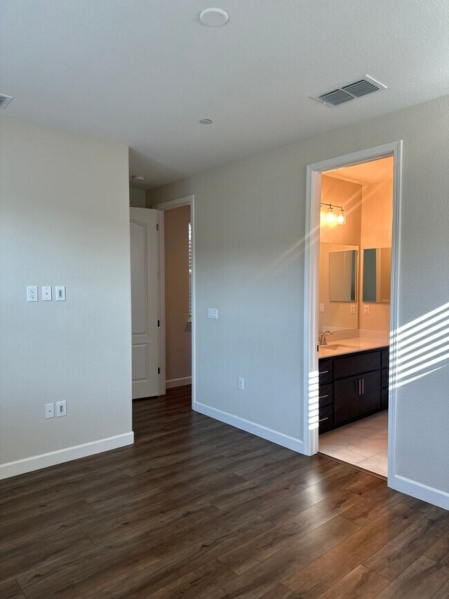 Building Photo - $500.00 off first full months if possessio...