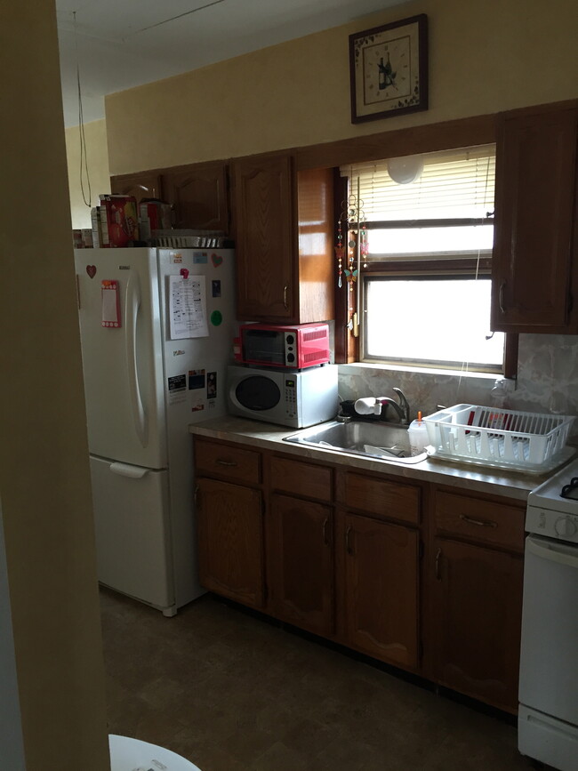 Kitchen - 76 Boiling Springs Ave