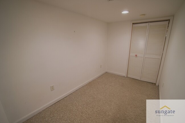 Building Photo - 615 S Glover St