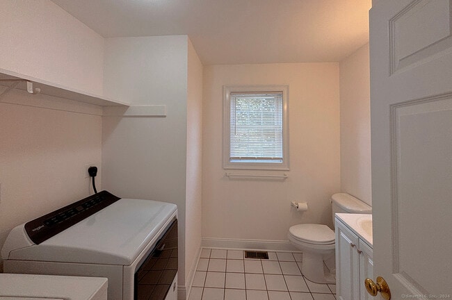 Building Photo - 967 Tunxis Hill Rd