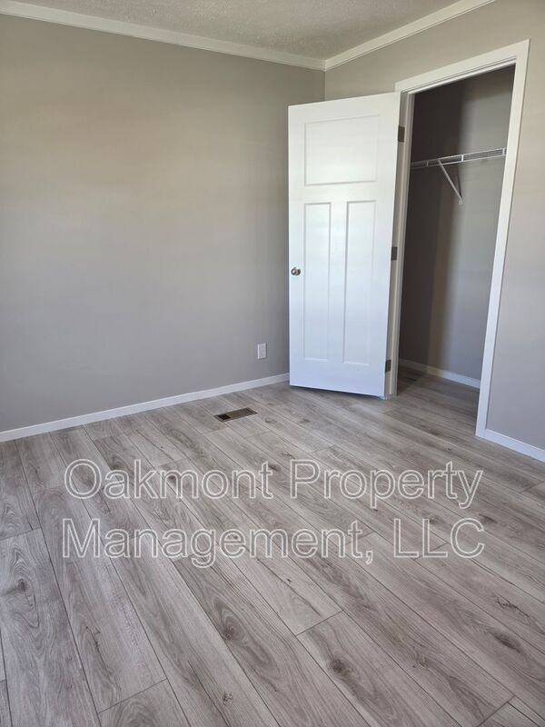 Building Photo - 223 Plum Dr