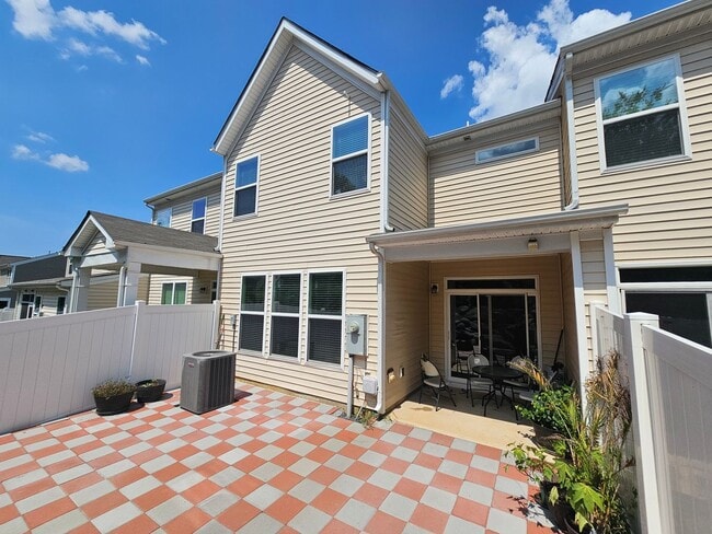 Building Photo - Well Maintained Large townhome in Steele Creek