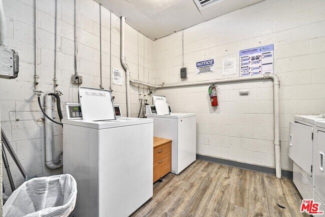 Building Photo - 326 S Manhattan Pl