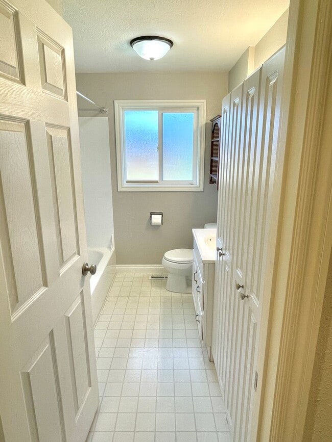 Building Photo - Brentwood-Darlington, 3 bed, 1 bath ranch with large, fenced yard