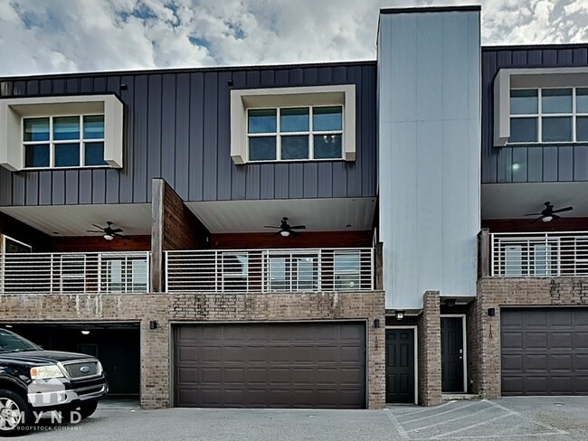 Building Photo - 122 E Sycamore St