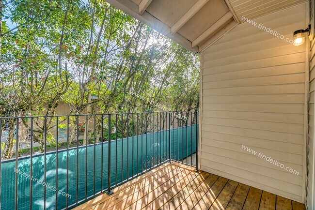 Building Photo - $500 OFF 2ND MONTH RENT** Spacious Pet-Friendly Top-Floor Unit w/ Parking Included!